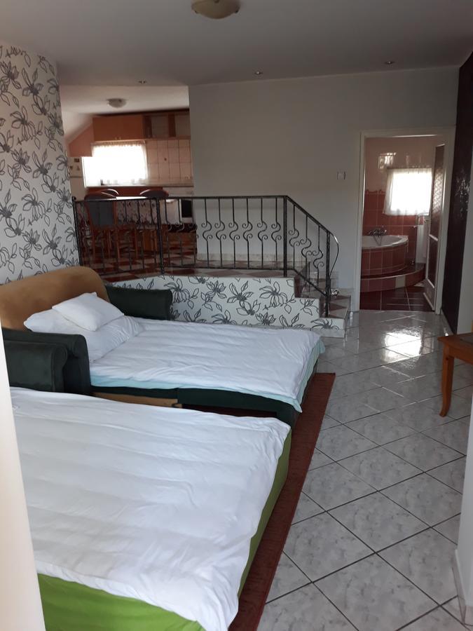 Rozsa Apartament *